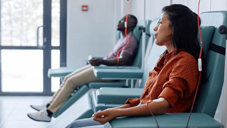 美国人抽血做成的救命药,中国现在靠大米就能生产?